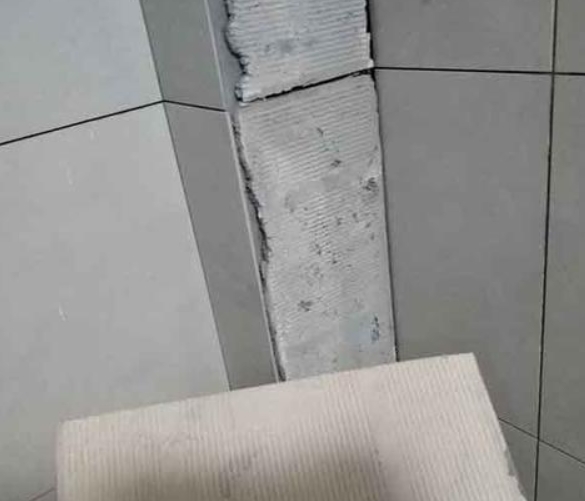 沙坡头瓷砖空鼓维修公司分享下厨房瓷砖脱落的补救措施。
